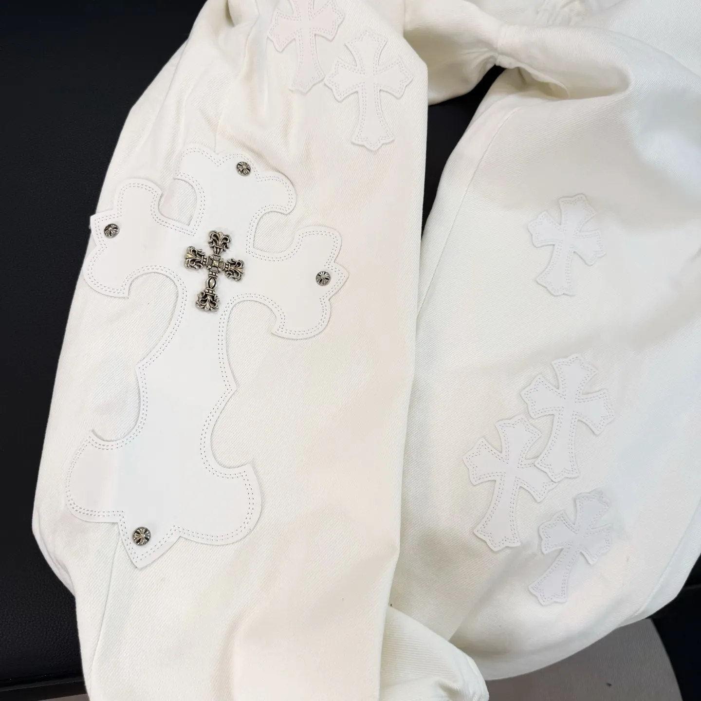 P300 Style number: D297 Chrome Hearts White Ox King Size: 28, 30, 32, 34 (S-XL) Color: White Size reference: Pants length 100 102 104 106 106 Waist 72 76 80 84 88 Recommended weight S (about 110 pounds) M (about 120 pounds) L (about 140 pounds) XL (around 165)